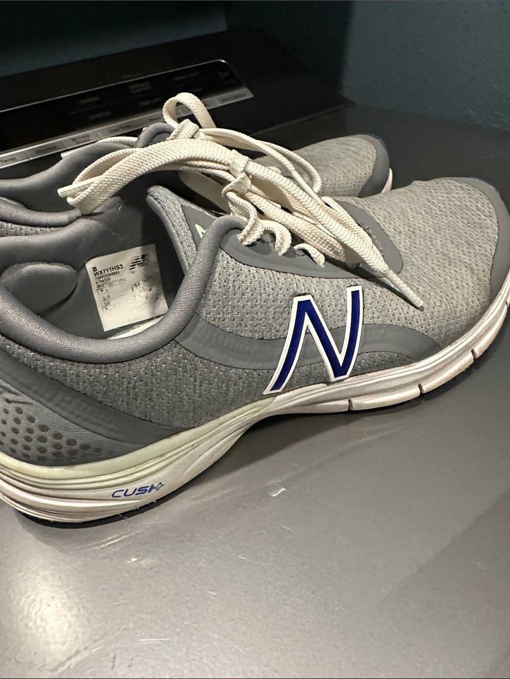 New Balance Men's Gray Athletic Cushioned Running Shoes with Blue Logo